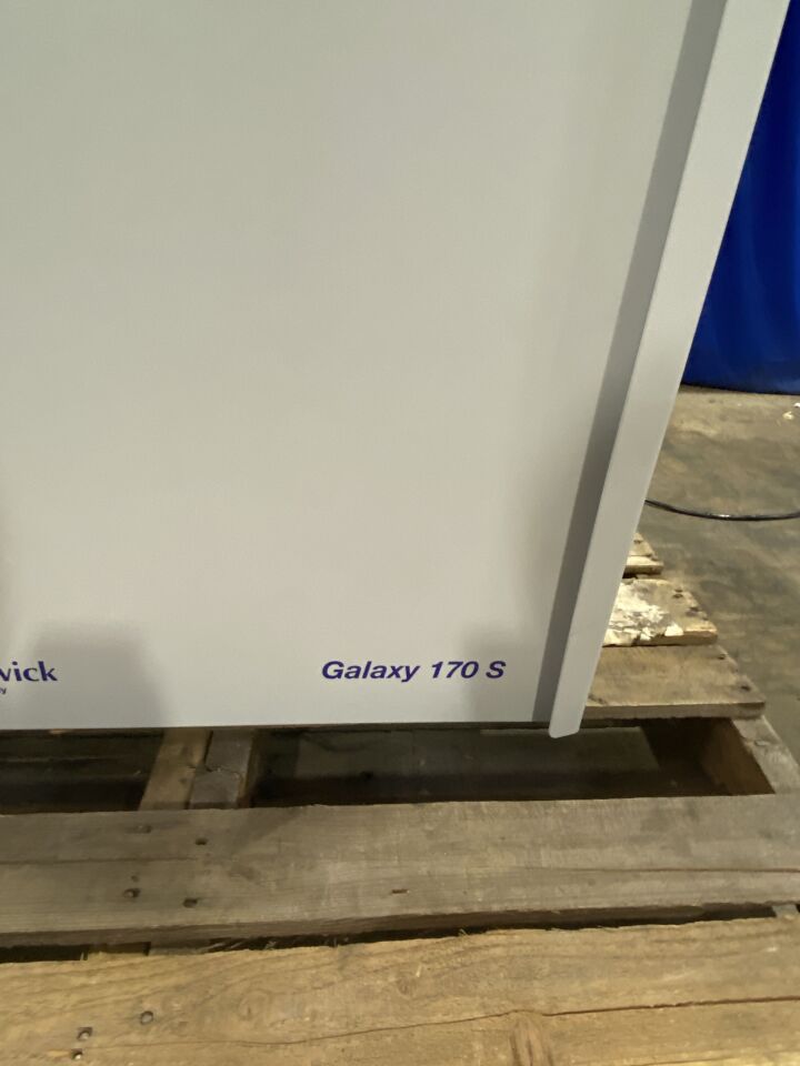 NEW BRUNSWICK Galaxy 170S Incubator