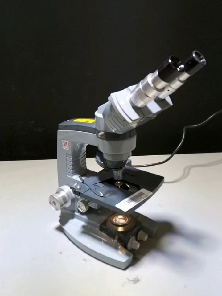 AMERICAN OPTICAL LAB MICROSCOPE WITH 1 OBJECTIVE