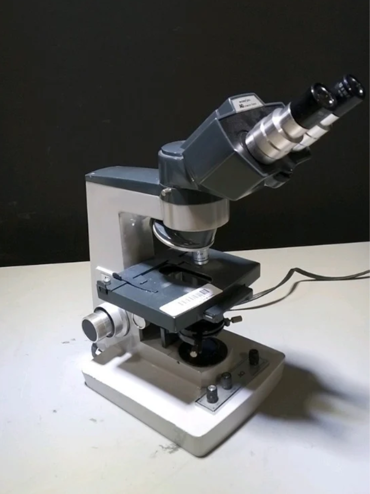 AMERICAN OPTICAL LAB MICROSCOPE WITH 2 OBJECTIVES