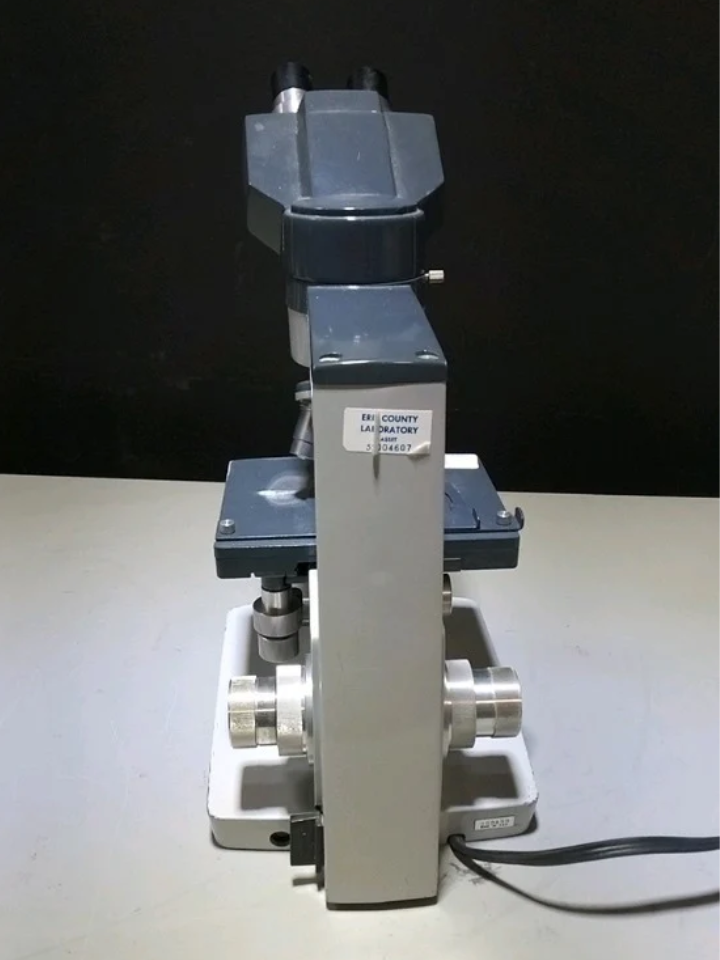 AMERICAN OPTICAL LAB MICROSCOPE WITH 2 OBJECTIVES