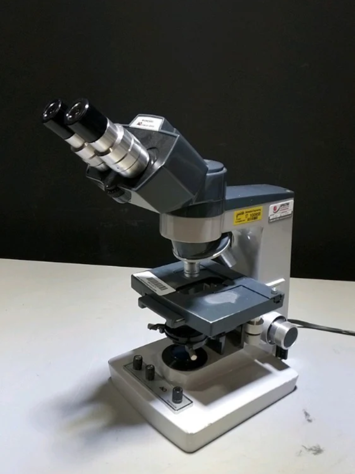 AMERICAN OPTICAL LAB MICROSCOPE WITH 2 OBJECTIVES